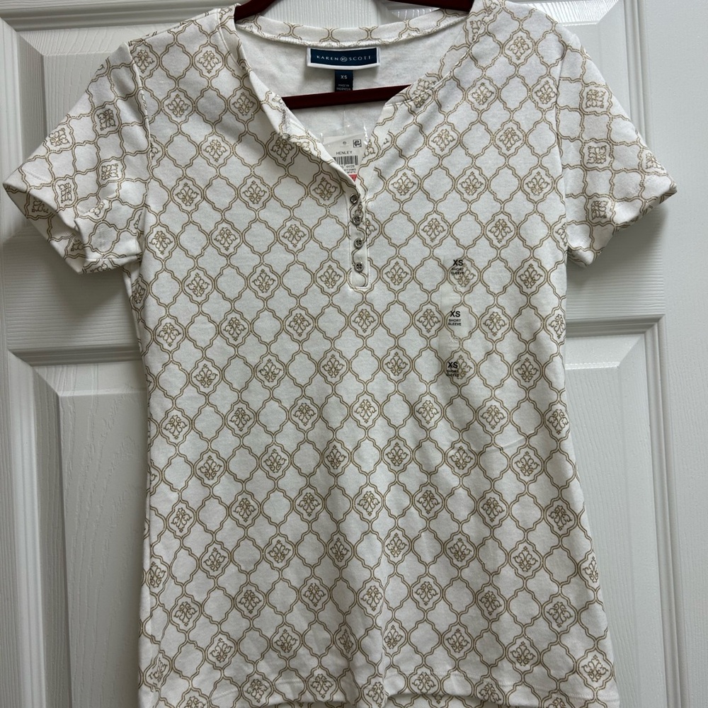 Karen Scott Women’s T-shirt. White with gold design. New